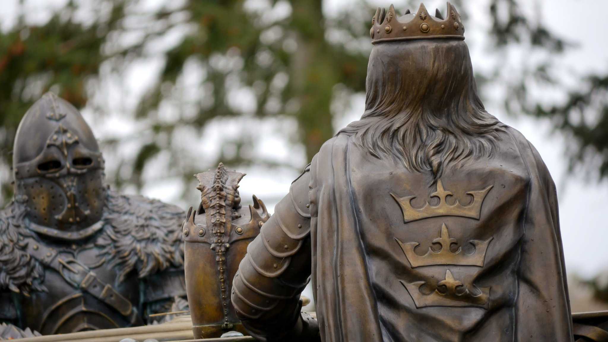 Statue du Roi Arthur de dos / Table ronde de Brocéliande
